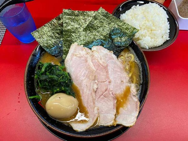 家系ラーメン王道家直伝 との丸家 埼玉八潮店のチャーシュー麺12
