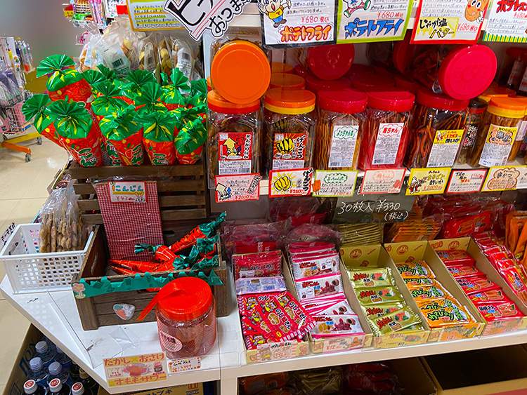 やおきん直営の新感覚駄菓子ショップ「駄菓子の楽駄屋」はレトロ溢れるノスタルジー空間だった！3