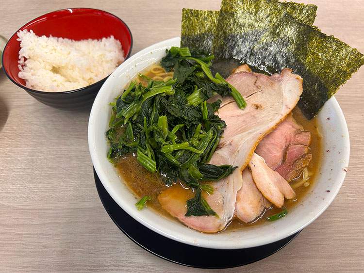 【新越谷駅】家系ラーメン 王道家直伝 との丸家 越谷店のチャーシューメンとライス