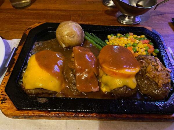 ゴールドラッシュ 新宿東口店の３０周年記念メニュー「１ポンド渋谷ドームハンバーグ」22